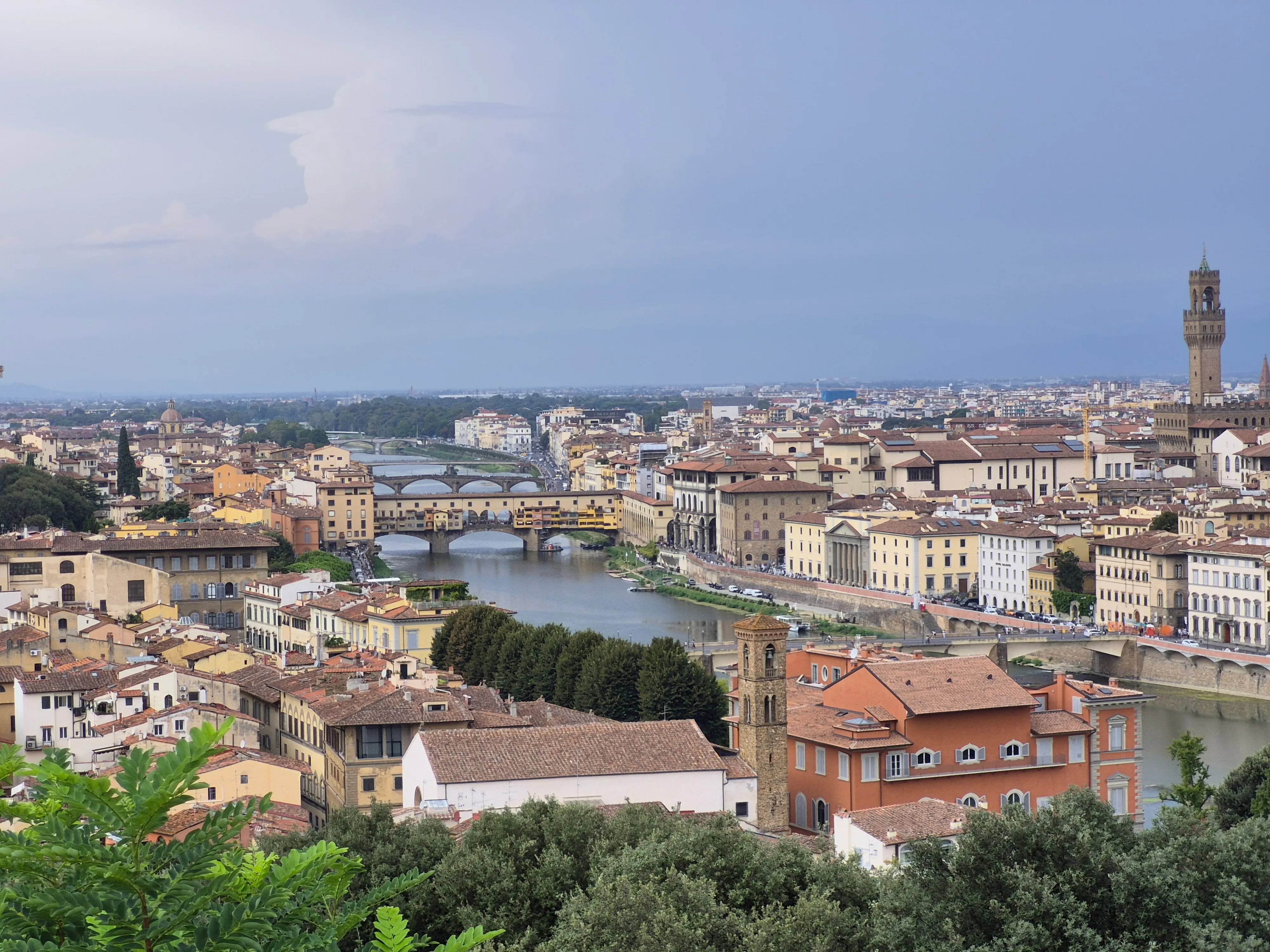 Pogled na katedralo in reko Arno s Piazzale Michelangelo